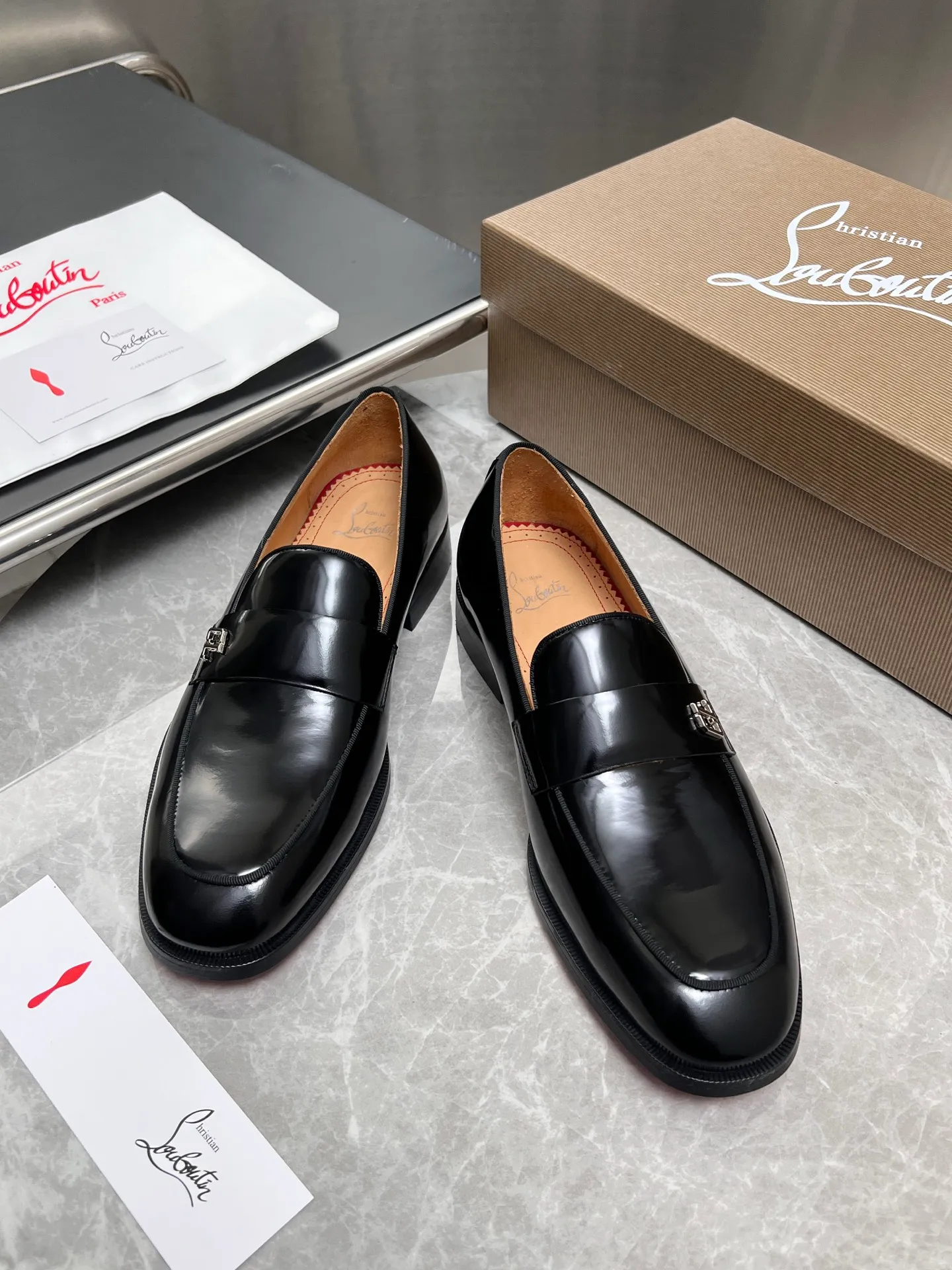 [CL red sole] Top P: 900💰 Number of yards: 39~44 (38.4546. Customized, non-refundable) CL new men's formal shoes Loaf leather shoes Christia* Loubouti* red sole shoes The red sole is luxurious and elegant, reshaping the style boundary of casual formal wear. It is extremely innovative in material selection, and creates a rich visual and tactile experience through the collision of different materials! Made of top-grade calfskin/glossy patent leather/spliced ​​technical fabric in contrasting colors. The upper is stitched by hand with fine and even stitching. It is based on the square-toe loafer shoe shape, with neat and elegant lines, which fits the toughness of men's wear. The upper is embellished with metal rivets, injecting individual details into classic loafers, breaking the mediocrity of casual shoes, and giving a concrete expression of "low-key luxury". From the original color/red cowhide lining inside the shoe to the instantly recognizable red sole, the "red sole" is not only the brand's visual identity, but also a "luxury codeword" when walking. The red sole exposed inadvertently conveys taste and identity instantly. From the innovative splicing of materials, to the personalized fusion of design, to the ingenious inheritance of craftsmanship, the Christian Louboutin men's loafer series is not only a pair of casual shoes, but also a "yuppie style" dressing weapon for men. Whether it is a casual business meeting or a casual look for daily travel, it can help you become a unique and stylish man in every occasion with its "red Loaf" attitude.